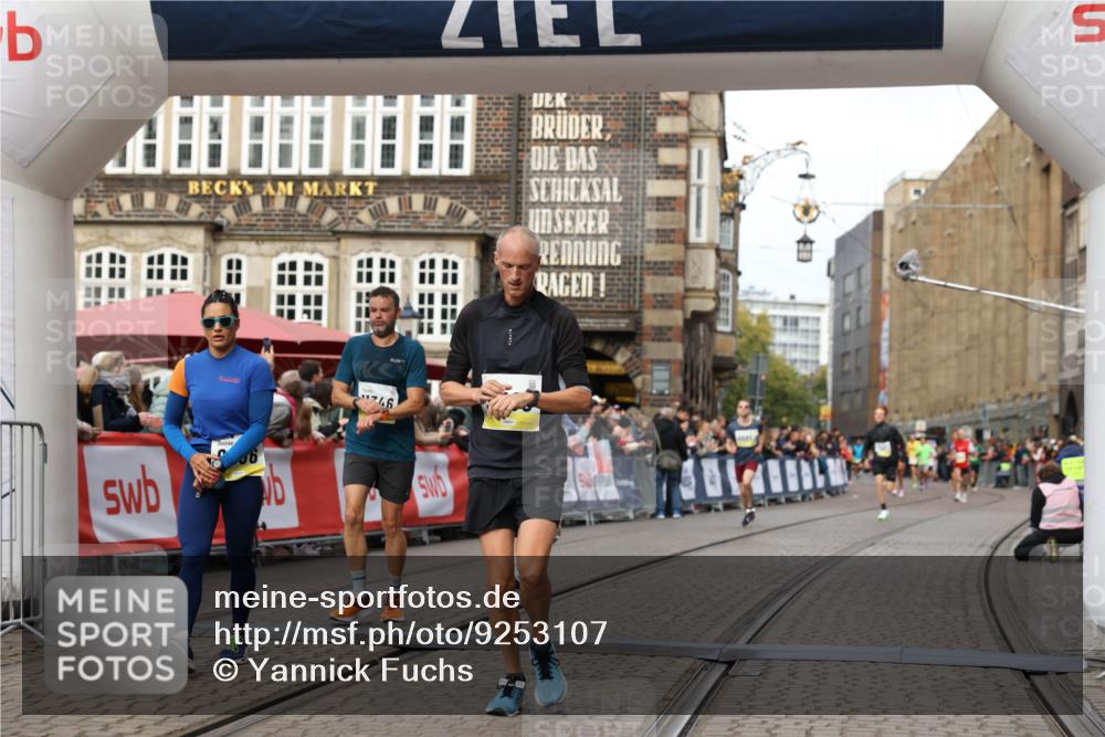 05.10.2025 - 20. swb-Marathon Bremen Yannick Fuchs http://msf.ph/oto/9253107 05.10.2025 10:45:30 Ziel 9290, 9396, 9885, 9963, 10447, 10634, 10898, 11346, 11403 meine-sportfotos.de