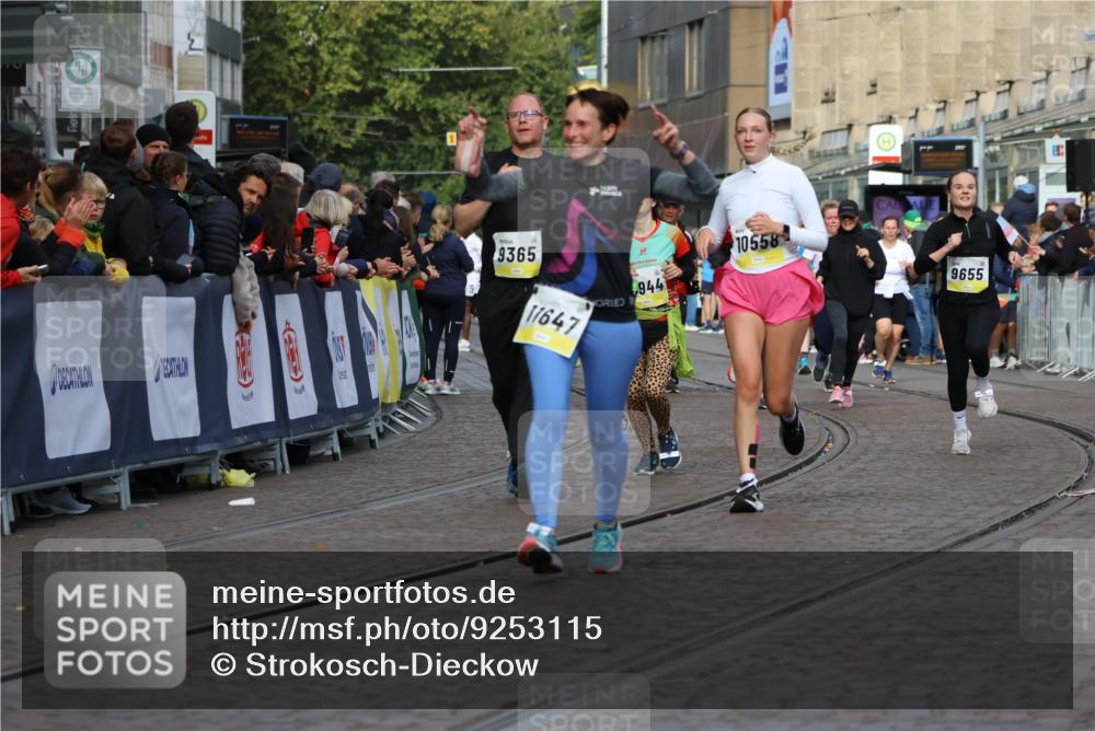 05.10.2025 - 20. swb-Marathon Bremen Strokosch-Dieckow http://msf.ph/oto/9253115 05.10.2025 11:01:48 Ziel 9189, 9237, 9365, 9655, 10004, 10558, 10903, 10904, 11647 meine-sportfotos.de