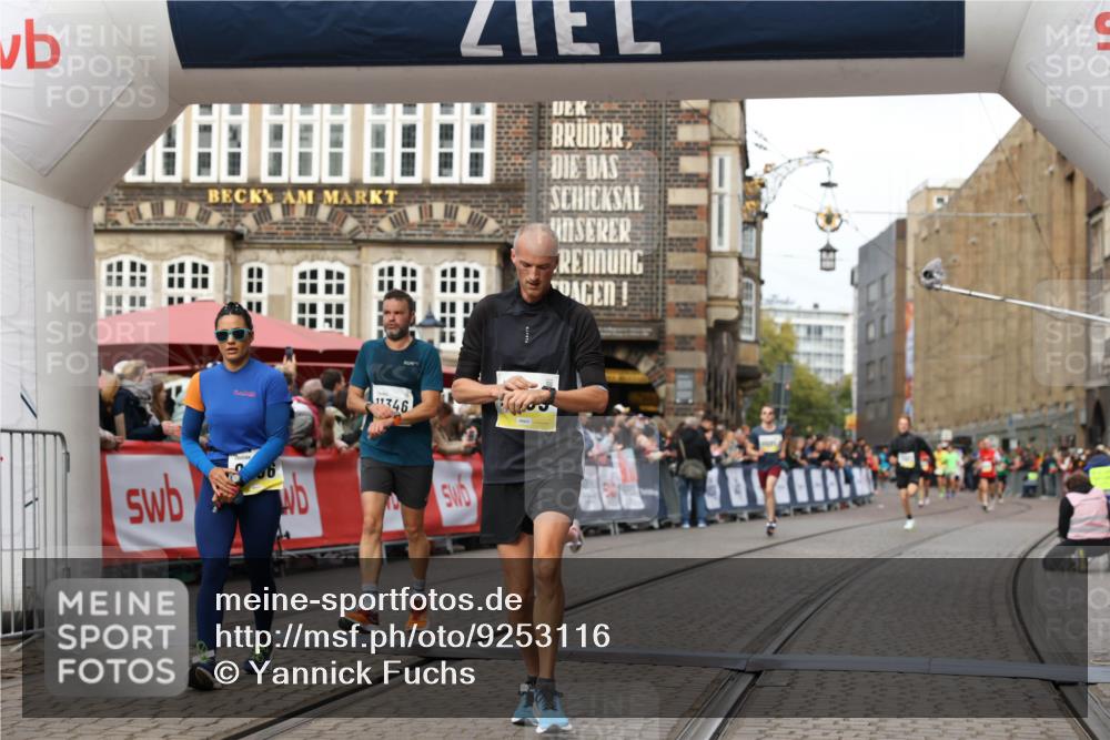 05.10.2025 - 20. swb-Marathon Bremen Yannick Fuchs http://msf.ph/oto/9253116 05.10.2025 10:45:30 Ziel 9290, 9396, 9885, 9963, 10447, 10634, 10898, 11346, 11403 meine-sportfotos.de
