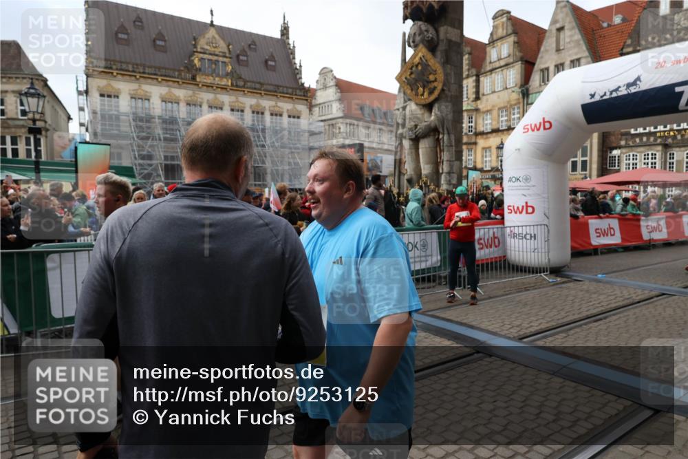 05.10.2025 - 20. swb-Marathon Bremen Yannick Fuchs http://msf.ph/oto/9253125 05.10.2025 11:14:33 Ziel 9756, 9818, 9819, 10201, 10832 meine-sportfotos.de