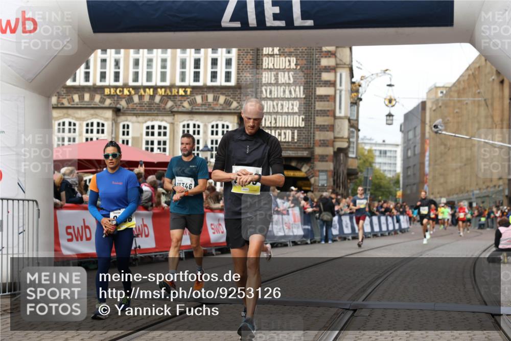 05.10.2025 - 20. swb-Marathon Bremen Yannick Fuchs http://msf.ph/oto/9253126 05.10.2025 10:45:30 Ziel 9290, 9396, 9885, 9963, 10447, 10634, 10898, 11346, 11403 meine-sportfotos.de