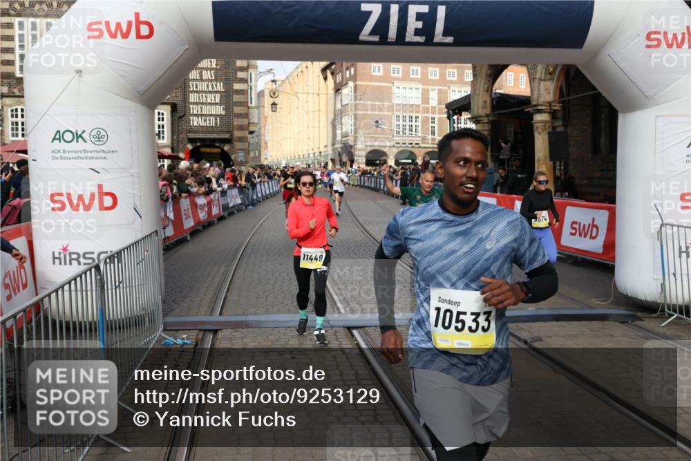05.10.2025 - 20. swb-Marathon Bremen Yannick Fuchs http://msf.ph/oto/9253129 05.10.2025 10:54:22 Ziel 9402, 9574, 9900, 9935, 10234, 10402, 10533, 11203, 11347, 11449 meine-sportfotos.de