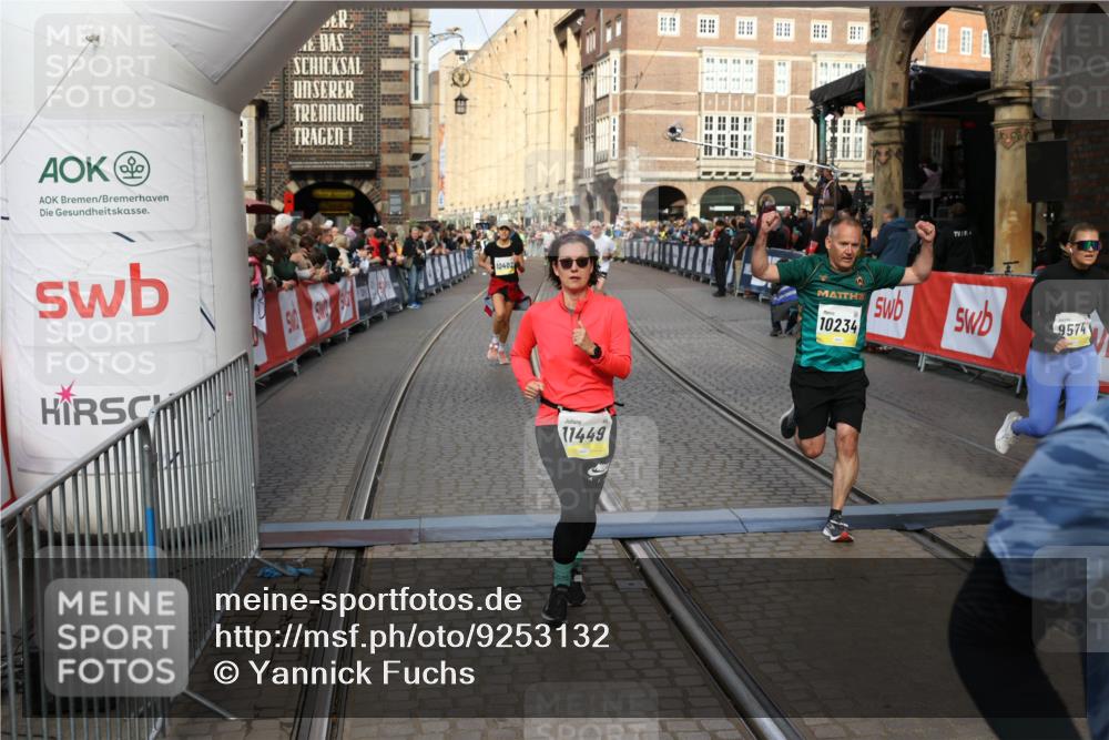 05.10.2025 - 20. swb-Marathon Bremen Yannick Fuchs http://msf.ph/oto/9253132 05.10.2025 10:54:23 Ziel 9402, 9574, 9900, 9935, 10234, 10402, 10533, 11203, 11449 meine-sportfotos.de