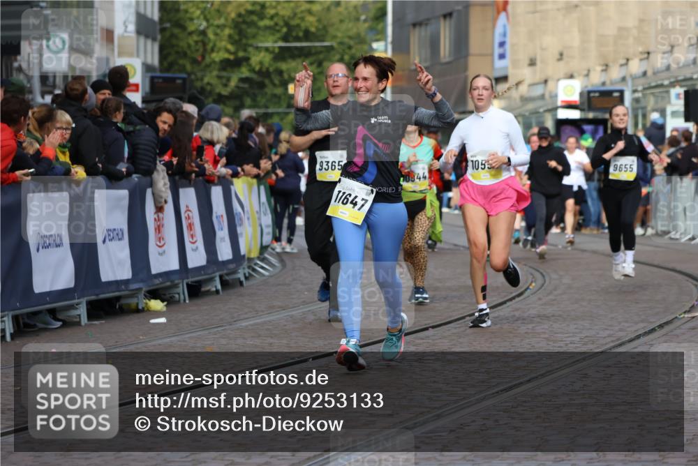 05.10.2025 - 20. swb-Marathon Bremen Strokosch-Dieckow http://msf.ph/oto/9253133 05.10.2025 11:01:48 Ziel 9189, 9237, 9365, 9655, 10004, 10558, 10903, 10904, 11647 meine-sportfotos.de