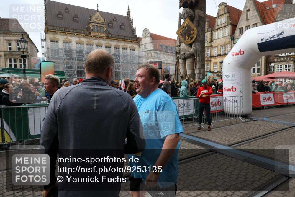 05.10.2025 - 20. swb-Marathon Bremen Yannick Fuchs http://msf.ph/oto/9253135 05.10.2025 11:14:33 Ziel 9756, 9818, 9819, 10201, 10832 meine-sportfotos.de