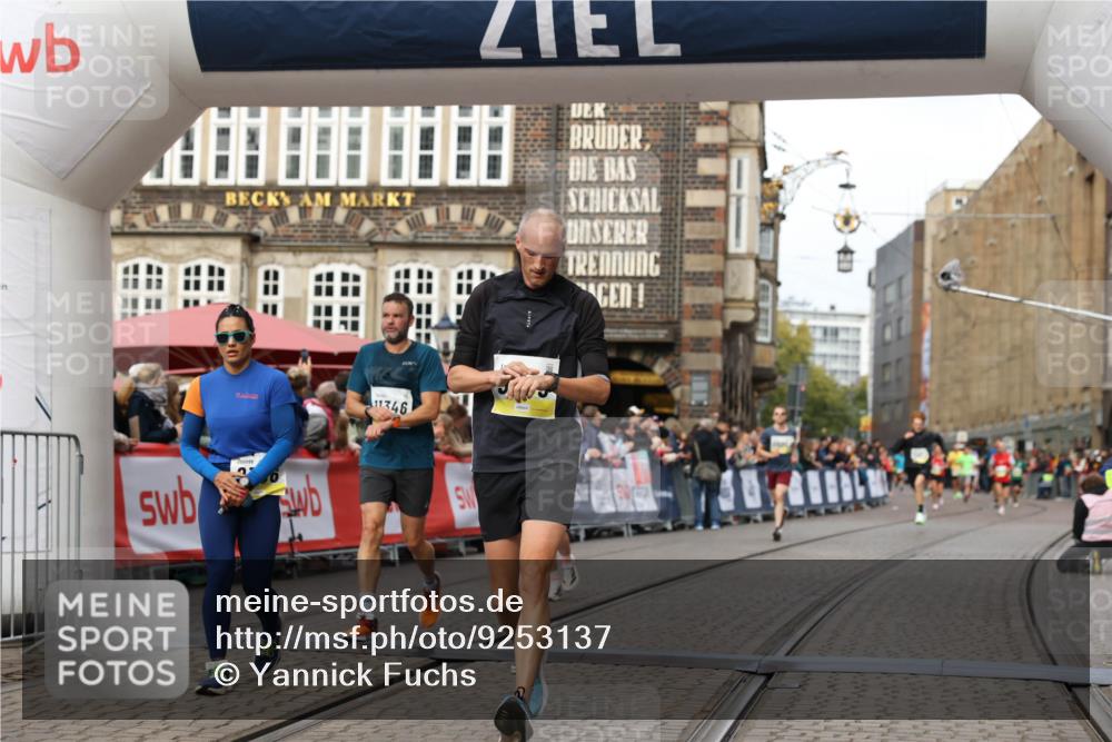 05.10.2025 - 20. swb-Marathon Bremen Yannick Fuchs http://msf.ph/oto/9253137 05.10.2025 10:45:30 Ziel 9290, 9396, 9885, 9963, 10447, 10634, 10898, 11346, 11403 meine-sportfotos.de