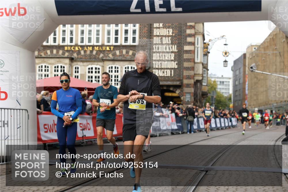 05.10.2025 - 20. swb-Marathon Bremen Yannick Fuchs http://msf.ph/oto/9253154 05.10.2025 10:45:31 Ziel 9396, 9885, 9963, 10447, 10634, 11346, 11403 meine-sportfotos.de
