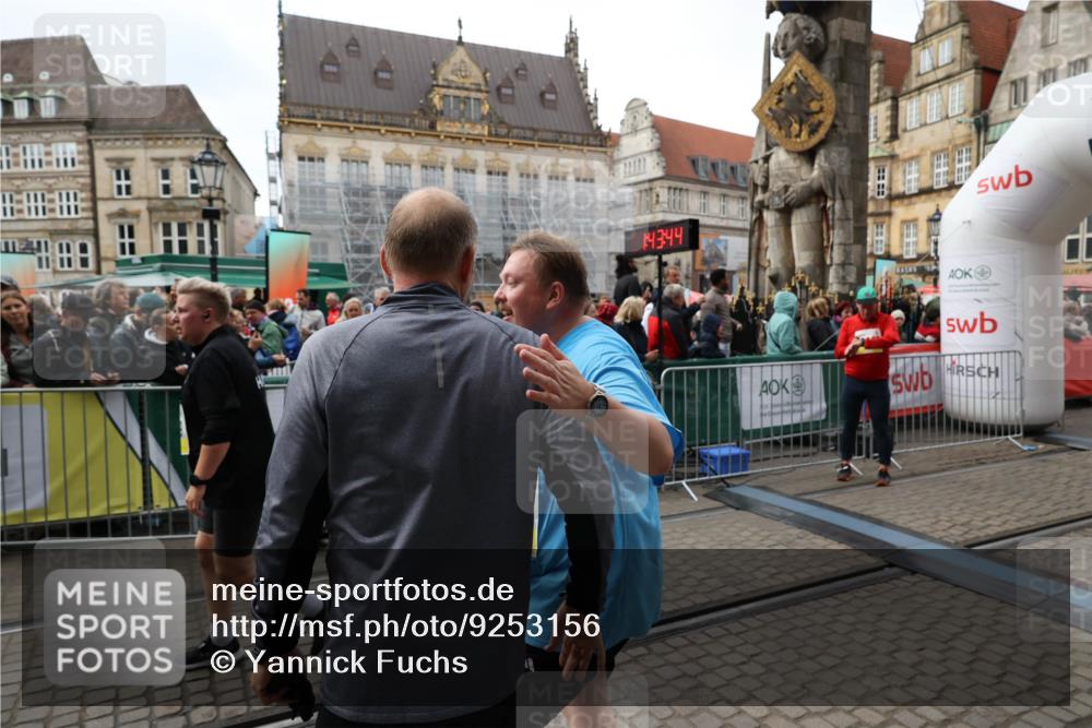 05.10.2025 - 20. swb-Marathon Bremen Yannick Fuchs http://msf.ph/oto/9253156 05.10.2025 11:14:33 Ziel 9756, 9818, 9819, 10201, 10832 meine-sportfotos.de