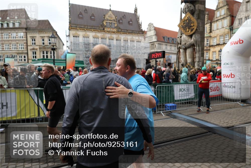 05.10.2025 - 20. swb-Marathon Bremen Yannick Fuchs http://msf.ph/oto/9253161 05.10.2025 11:14:33 Ziel 9756, 9818, 9819, 10201, 10832 meine-sportfotos.de