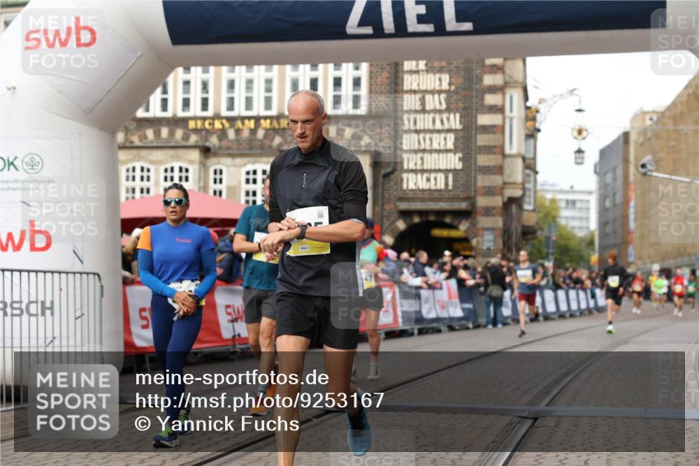 05.10.2025 - 20. swb-Marathon Bremen Yannick Fuchs http://msf.ph/oto/9253167 05.10.2025 10:45:31 Ziel 9396, 9885, 9963, 10447, 10634, 11346, 11403 meine-sportfotos.de