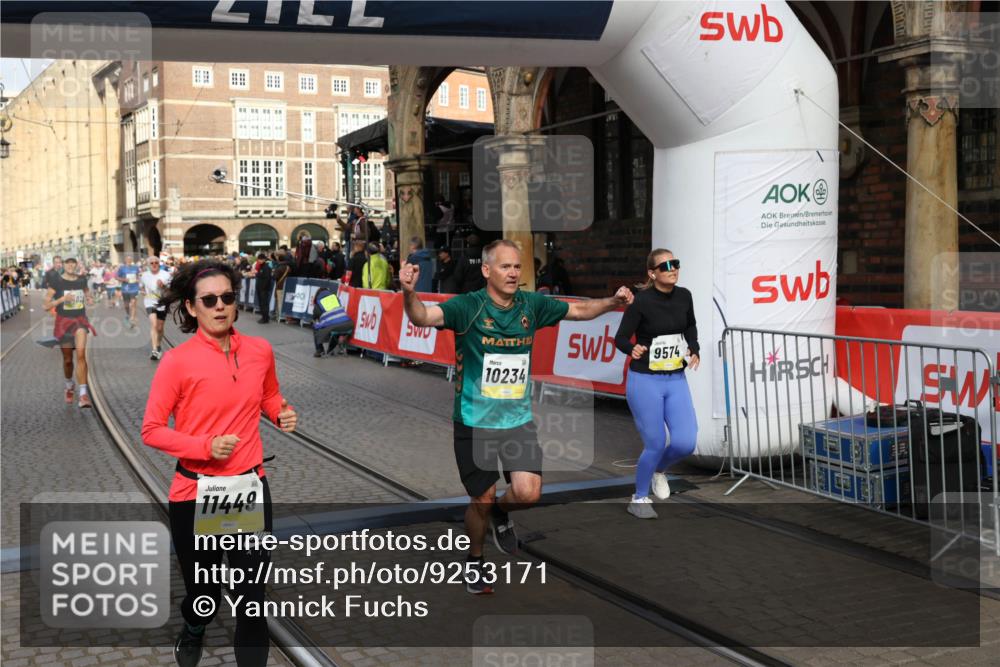 05.10.2025 - 20. swb-Marathon Bremen Yannick Fuchs http://msf.ph/oto/9253171 05.10.2025 10:54:23 Ziel 9402, 9574, 9900, 9935, 10234, 10402, 10533, 11203, 11449 meine-sportfotos.de