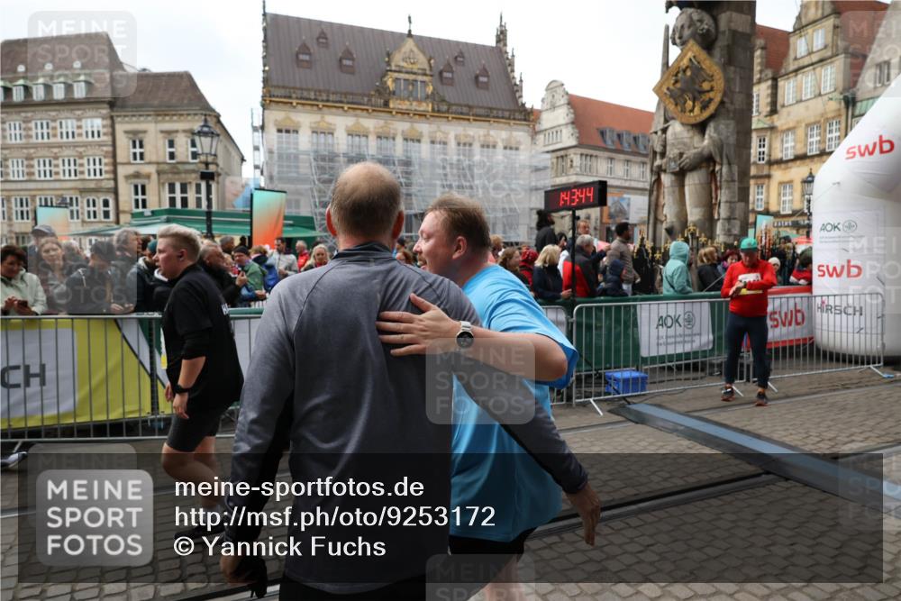 05.10.2025 - 20. swb-Marathon Bremen Yannick Fuchs http://msf.ph/oto/9253172 05.10.2025 11:14:33 Ziel 9756, 9818, 9819, 10201, 10832 meine-sportfotos.de