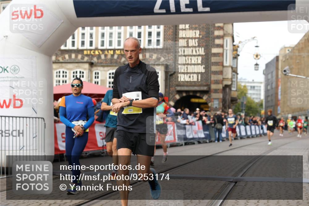 05.10.2025 - 20. swb-Marathon Bremen Yannick Fuchs http://msf.ph/oto/9253174 05.10.2025 10:45:31 Ziel 9396, 9885, 9963, 10447, 10634, 11346, 11403 meine-sportfotos.de