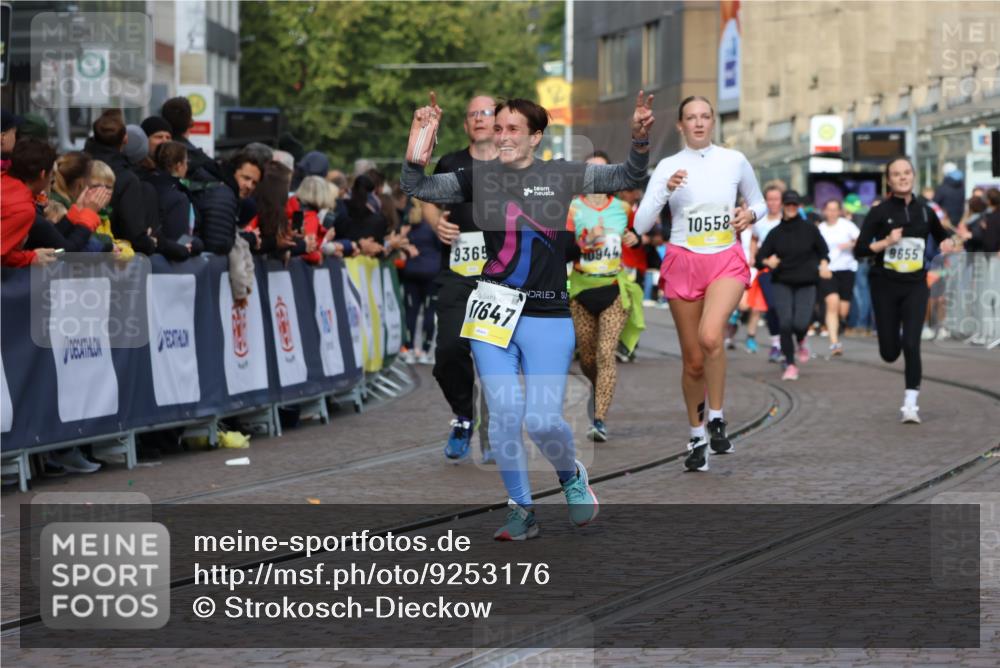 05.10.2025 - 20. swb-Marathon Bremen Strokosch-Dieckow http://msf.ph/oto/9253176 05.10.2025 11:01:48 Ziel 9189, 9237, 9365, 9655, 10004, 10558, 10903, 10904, 11647 meine-sportfotos.de