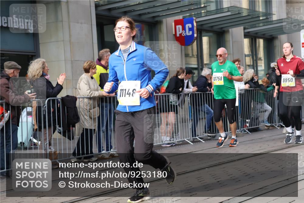 05.10.2025 - 20. swb-Marathon Bremen Strokosch-Dieckow http://msf.ph/oto/9253180 05.10.2025 10:55:43 Ziel 7147, 9258, 9541, 9811, 9855, 9871, 9950, 9968, 10006, 10009, 10015, 10394, 10610, 10641, 10654, 10664, 10675, 10758, 10921, 10959, 10989, 10992, 11052, 11095, 11148, 11364, 11366, 11439, 11620, 11626, 11630, 11693, 11741, 7147, 9258, 9541, 9811, 9855, 9871, 9950, 9968, 10006, 10009, 10015, 10394, 10610, 10641, 10654, 10664, 10675, 10758, 10921, 10959, 10989, 10992, 11052, 11095, 11148, 11364, 11366, 11620, 11630, 11693 meine-sportfotos.de