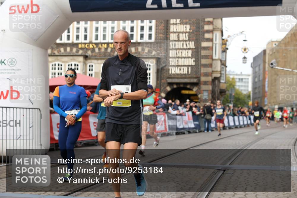 05.10.2025 - 20. swb-Marathon Bremen Yannick Fuchs http://msf.ph/oto/9253184 05.10.2025 10:45:31 Ziel 9396, 9885, 9963, 10447, 10634, 11346, 11403 meine-sportfotos.de