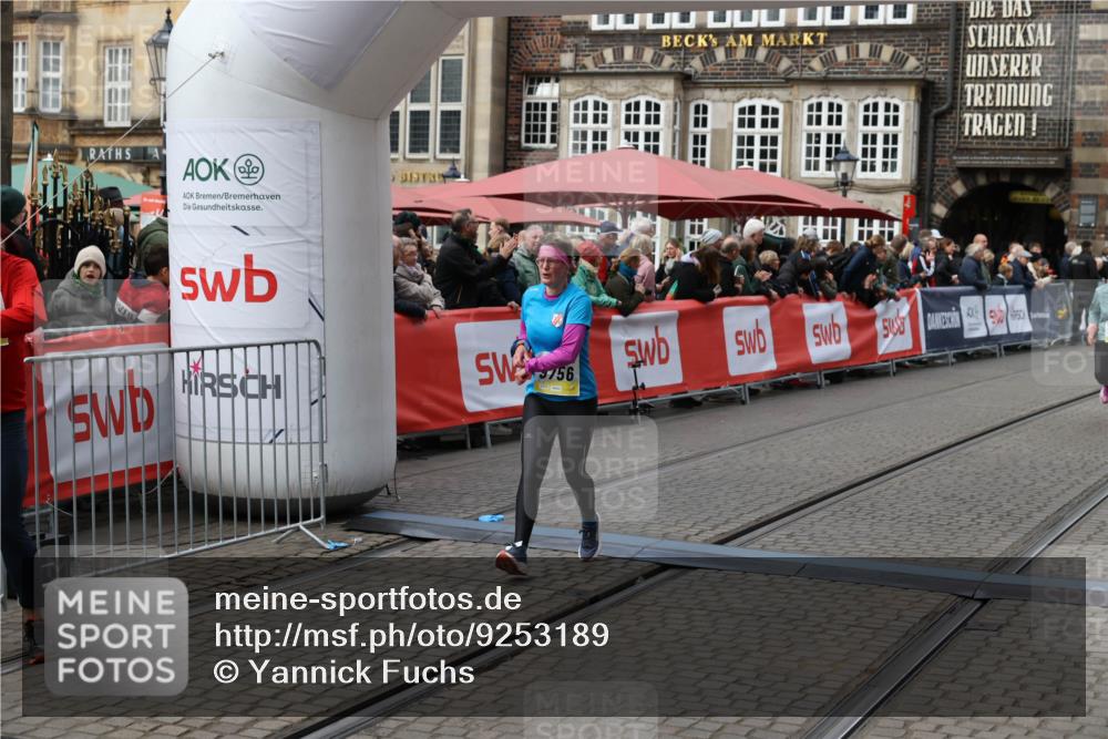 05.10.2025 - 20. swb-Marathon Bremen Yannick Fuchs http://msf.ph/oto/9253189 05.10.2025 11:14:34 Ziel 9756, 9818, 9819, 10292, 11072 meine-sportfotos.de