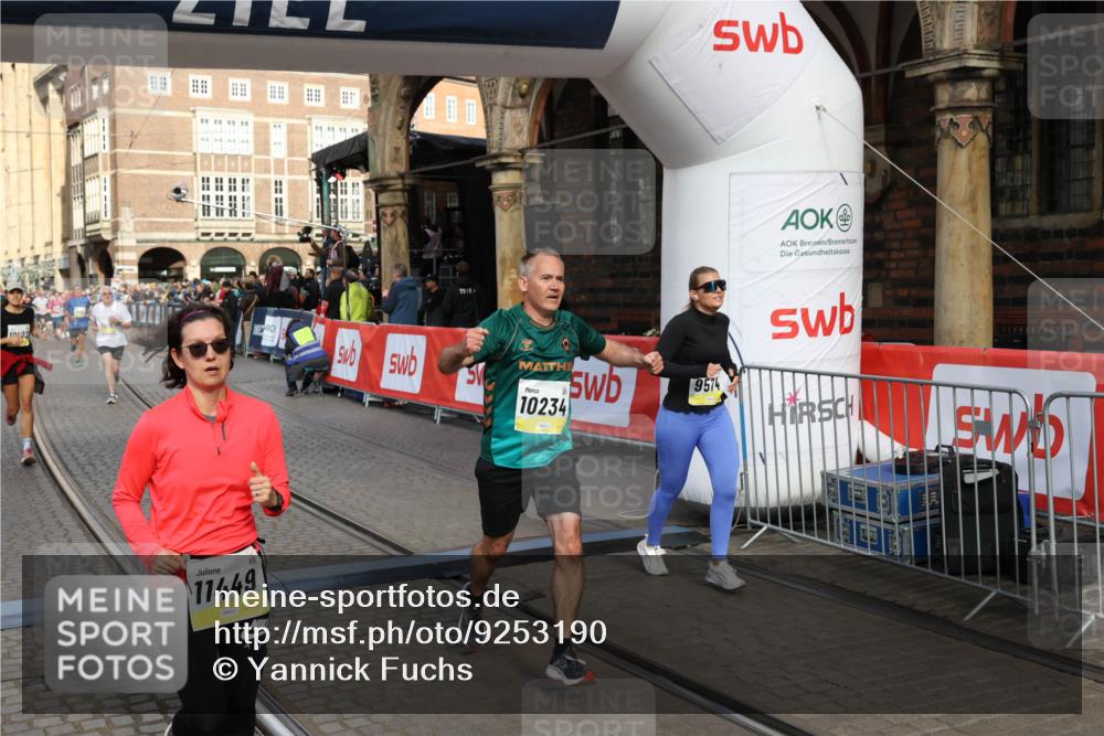 05.10.2025 - 20. swb-Marathon Bremen Yannick Fuchs http://msf.ph/oto/9253190 05.10.2025 10:54:23 Ziel 9402, 9574, 9900, 9935, 10234, 10402, 10533, 11203, 11449 meine-sportfotos.de