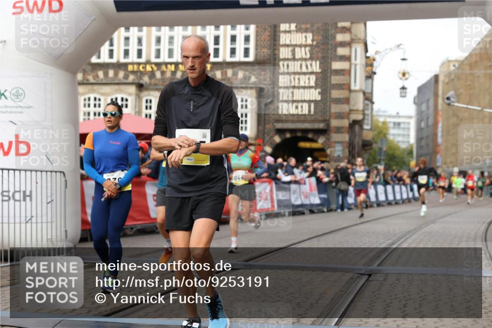 05.10.2025 - 20. swb-Marathon Bremen Yannick Fuchs http://msf.ph/oto/9253191 05.10.2025 10:45:31 Ziel 9396, 9885, 9963, 10447, 10634, 11346, 11403 meine-sportfotos.de