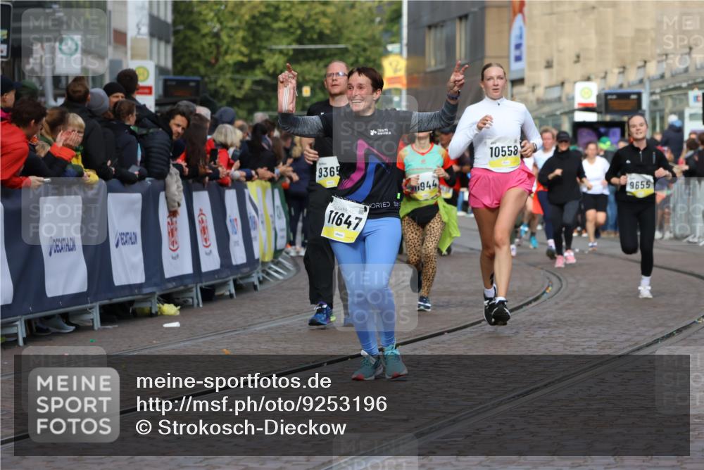 05.10.2025 - 20. swb-Marathon Bremen Strokosch-Dieckow http://msf.ph/oto/9253196 05.10.2025 11:01:48 Ziel 9189, 9237, 9365, 9655, 10004, 10558, 10903, 10904, 11647 meine-sportfotos.de