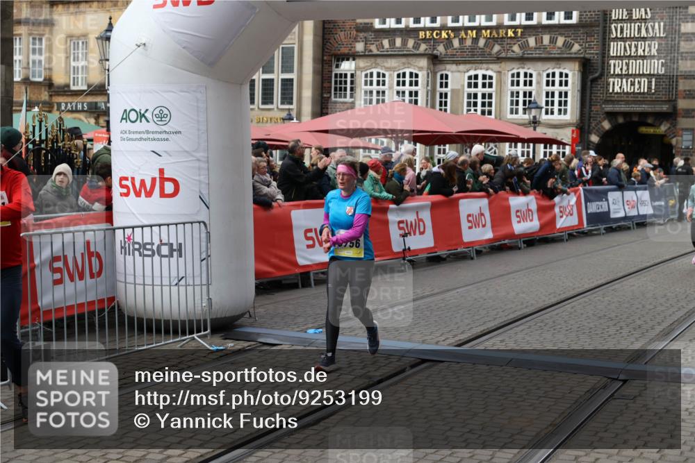 05.10.2025 - 20. swb-Marathon Bremen Yannick Fuchs http://msf.ph/oto/9253199 05.10.2025 11:14:34 Ziel 9756, 9818, 9819, 10292, 11072 meine-sportfotos.de