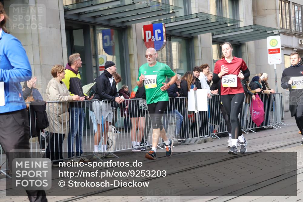 05.10.2025 - 20. swb-Marathon Bremen Strokosch-Dieckow http://msf.ph/oto/9253203 05.10.2025 10:55:43 Ziel 7147, 9258, 9541, 9811, 9855, 9871, 9950, 9968, 10006, 10009, 10015, 10394, 10610, 10641, 10654, 10664, 10675, 10758, 10921, 10959, 10989, 10992, 11052, 11095, 11148, 11364, 11366, 11439, 11620, 11626, 11630, 11693, 11741, 7147, 9258, 9541, 9811, 9855, 9871, 9950, 9968, 10006, 10009, 10015, 10394, 10610, 10641, 10654, 10664, 10675, 10758, 10921, 10959, 10989, 10992, 11052, 11095, 11148, 11364, 11366, 11620, 11630, 11693 meine-sportfotos.de