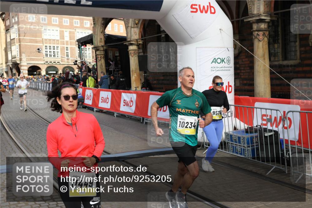05.10.2025 - 20. swb-Marathon Bremen Yannick Fuchs http://msf.ph/oto/9253205 05.10.2025 10:54:23 Ziel 9402, 9574, 9900, 9935, 10234, 10402, 10533, 11203, 11449 meine-sportfotos.de