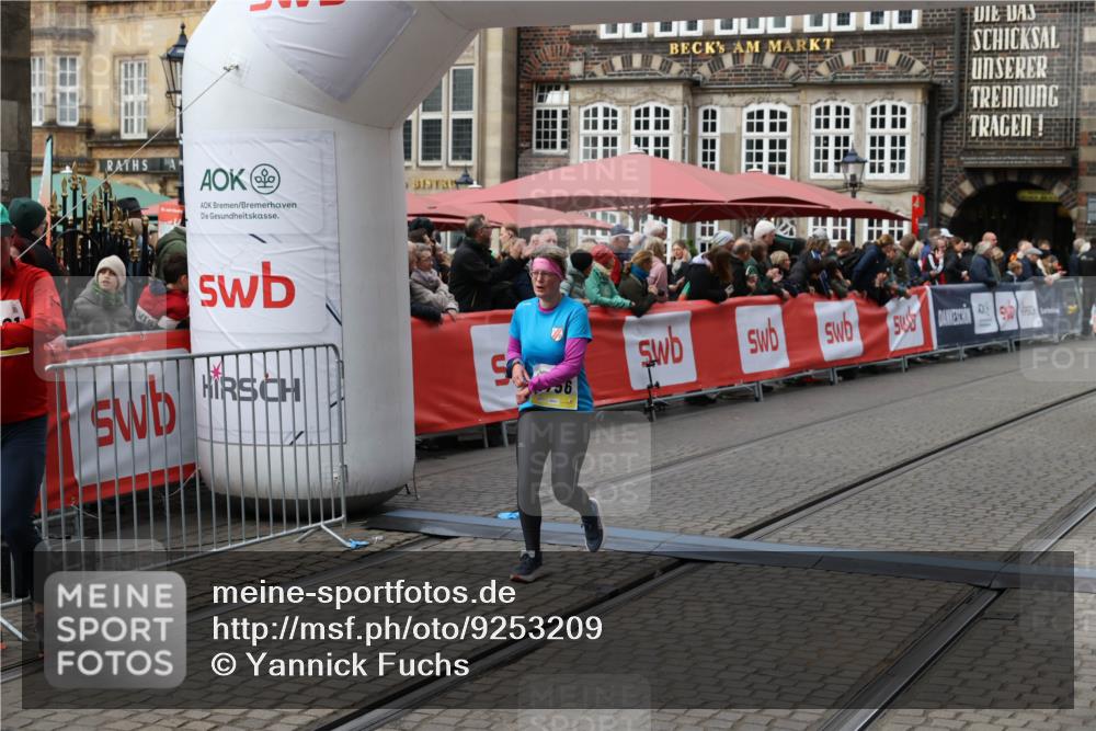 05.10.2025 - 20. swb-Marathon Bremen Yannick Fuchs http://msf.ph/oto/9253209 05.10.2025 11:14:34 Ziel 9756, 9818, 9819, 10292, 11072 meine-sportfotos.de