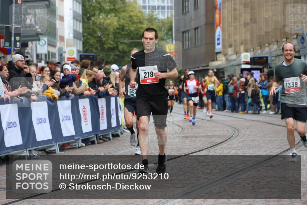 05.10.2025 - 20. swb-Marathon Bremen Strokosch-Dieckow http://msf.ph/oto/9253210 05.10.2025 12:51:21 Ziel 218, 369, 1339, 5625 meine-sportfotos.de