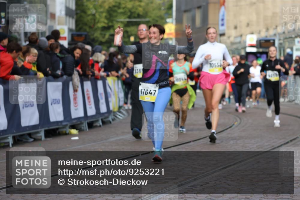 05.10.2025 - 20. swb-Marathon Bremen Strokosch-Dieckow http://msf.ph/oto/9253221 05.10.2025 11:01:48 Ziel 9189, 9237, 9365, 9655, 10004, 10558, 10903, 10904, 11647 meine-sportfotos.de