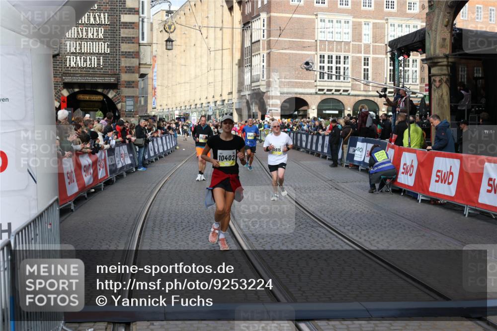 05.10.2025 - 20. swb-Marathon Bremen Yannick Fuchs http://msf.ph/oto/9253224 05.10.2025 10:54:24 Ziel 9402, 9574, 9900, 9935, 10234, 10402, 10533, 10915, 11203, 11449 meine-sportfotos.de