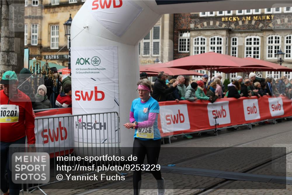 05.10.2025 - 20. swb-Marathon Bremen Yannick Fuchs http://msf.ph/oto/9253229 05.10.2025 11:14:35 Ziel 9756, 10292, 11072, 11139 meine-sportfotos.de
