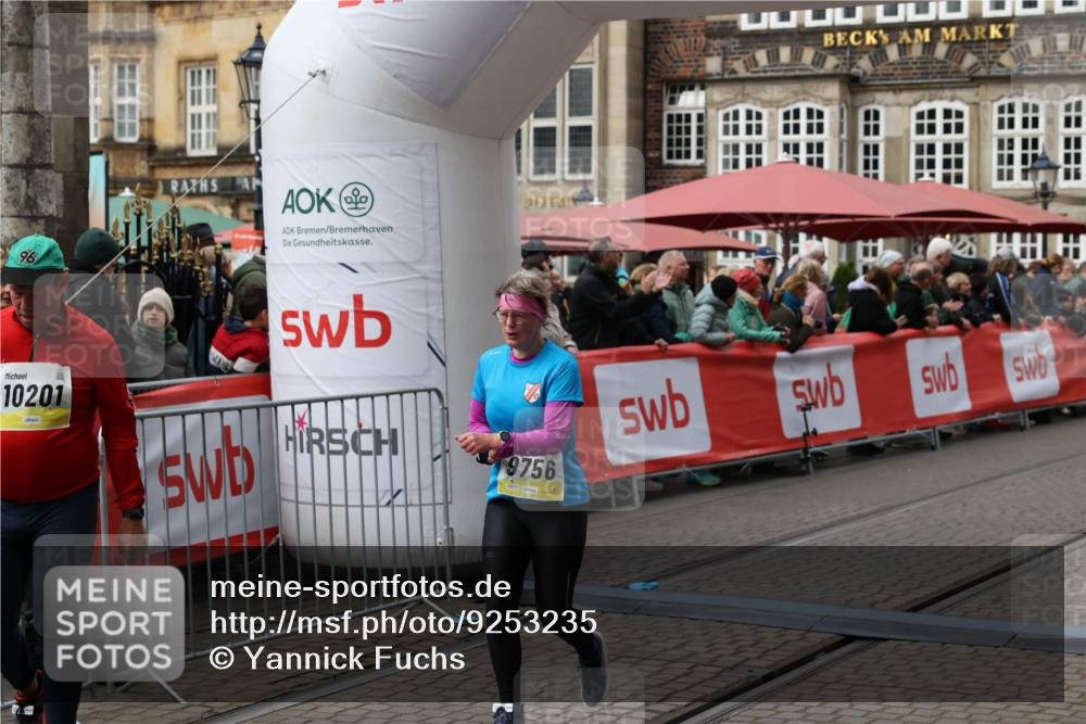 05.10.2025 - 20. swb-Marathon Bremen Yannick Fuchs http://msf.ph/oto/9253235 05.10.2025 11:14:35 Ziel 9756, 10292, 11072, 11139 meine-sportfotos.de
