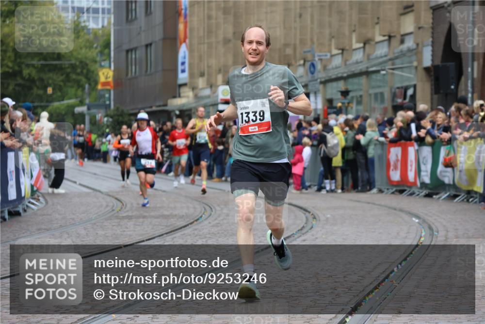 05.10.2025 - 20. swb-Marathon Bremen Strokosch-Dieckow http://msf.ph/oto/9253246 05.10.2025 12:51:23 Ziel 218, 1339, 5625, 8099 meine-sportfotos.de