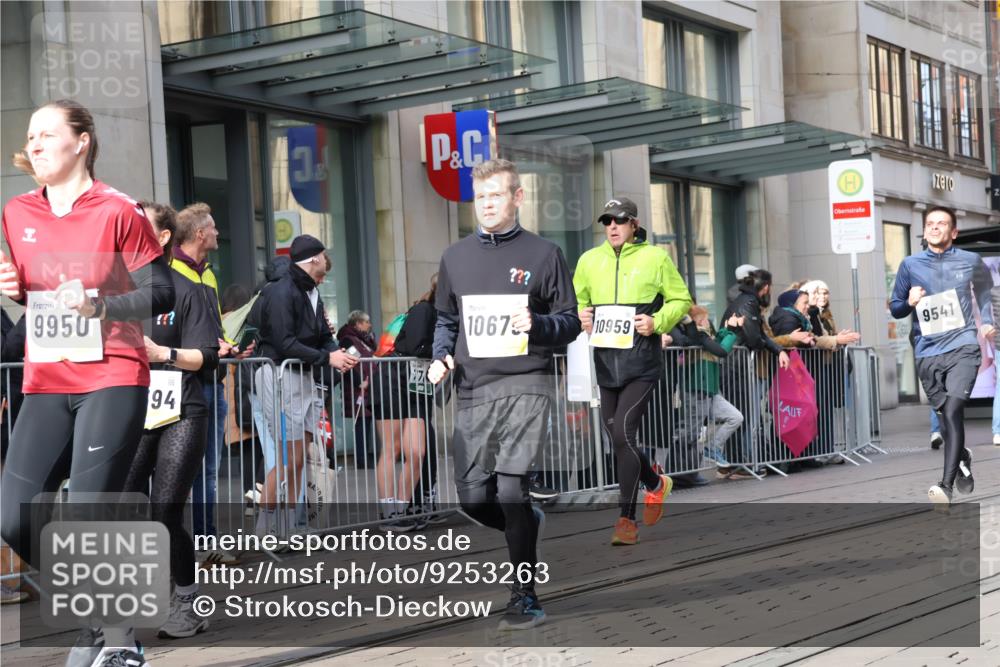 05.10.2025 - 20. swb-Marathon Bremen Strokosch-Dieckow http://msf.ph/oto/9253263 05.10.2025 10:55:45 Ziel 7147, 9258, 9541, 9811, 9855, 9871, 9950, 9968, 10006, 10009, 10015, 10394, 10610, 10641, 10654, 10664, 10675, 10758, 10921, 10959, 10989, 10992, 11095, 11148, 11364, 11366, 11439, 11554, 11620, 11626, 11630, 11693, 11741, 7147, 9258, 9541, 9811, 9855, 9871, 9950, 9968, 10006, 10009, 10015, 10394, 10610, 10641, 10654, 10664, 10675, 10758, 10921, 10959, 10989, 10992, 11095, 11148, 11364, 11366, 11554, 11620, 11630, 11693 meine-sportfotos.de