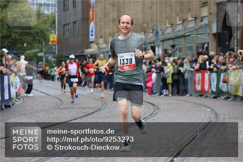 05.10.2025 - 20. swb-Marathon Bremen Strokosch-Dieckow http://msf.ph/oto/9253273 05.10.2025 12:51:23 Ziel 218, 1339, 5625, 8099 meine-sportfotos.de