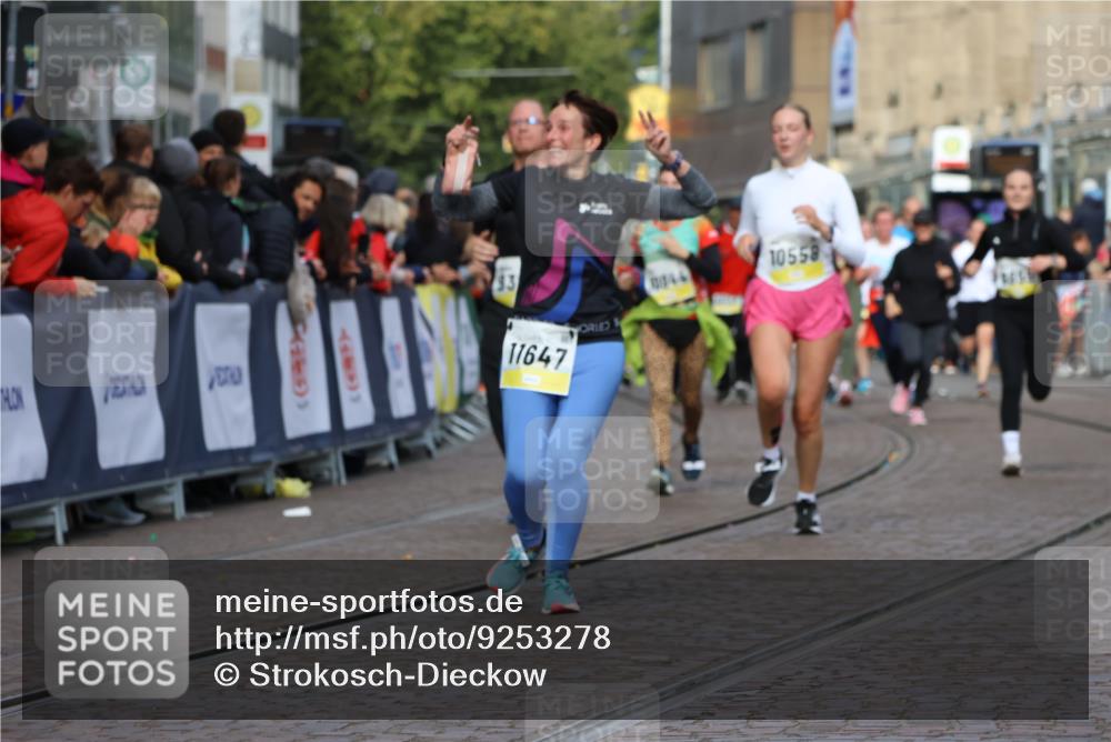 05.10.2025 - 20. swb-Marathon Bremen Strokosch-Dieckow http://msf.ph/oto/9253278 05.10.2025 11:01:49 Ziel 9189, 9237, 9365, 9655, 10004, 10558, 10837, 11415, 11647 meine-sportfotos.de