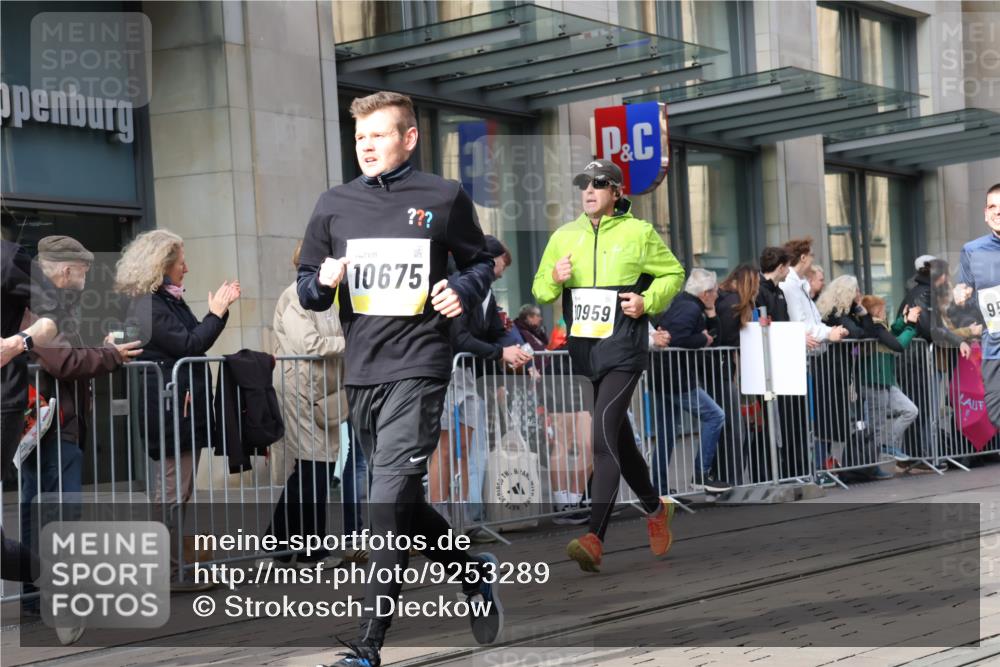 05.10.2025 - 20. swb-Marathon Bremen Strokosch-Dieckow http://msf.ph/oto/9253289 05.10.2025 10:55:45 Ziel 7147, 9258, 9541, 9811, 9855, 9871, 9950, 9968, 10006, 10009, 10015, 10394, 10610, 10641, 10654, 10664, 10675, 10758, 10921, 10959, 10989, 10992, 11095, 11148, 11364, 11366, 11439, 11554, 11620, 11626, 11630, 11693, 11741, 7147, 9258, 9541, 9811, 9855, 9871, 9950, 9968, 10006, 10009, 10015, 10394, 10610, 10641, 10654, 10664, 10675, 10758, 10921, 10959, 10989, 10992, 11095, 11148, 11364, 11366, 11554, 11620, 11630, 11693 meine-sportfotos.de