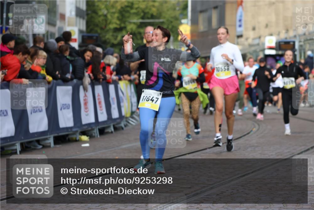 05.10.2025 - 20. swb-Marathon Bremen Strokosch-Dieckow http://msf.ph/oto/9253298 05.10.2025 11:01:49 Ziel 9189, 9237, 9365, 9655, 10004, 10558, 10837, 11415, 11647 meine-sportfotos.de