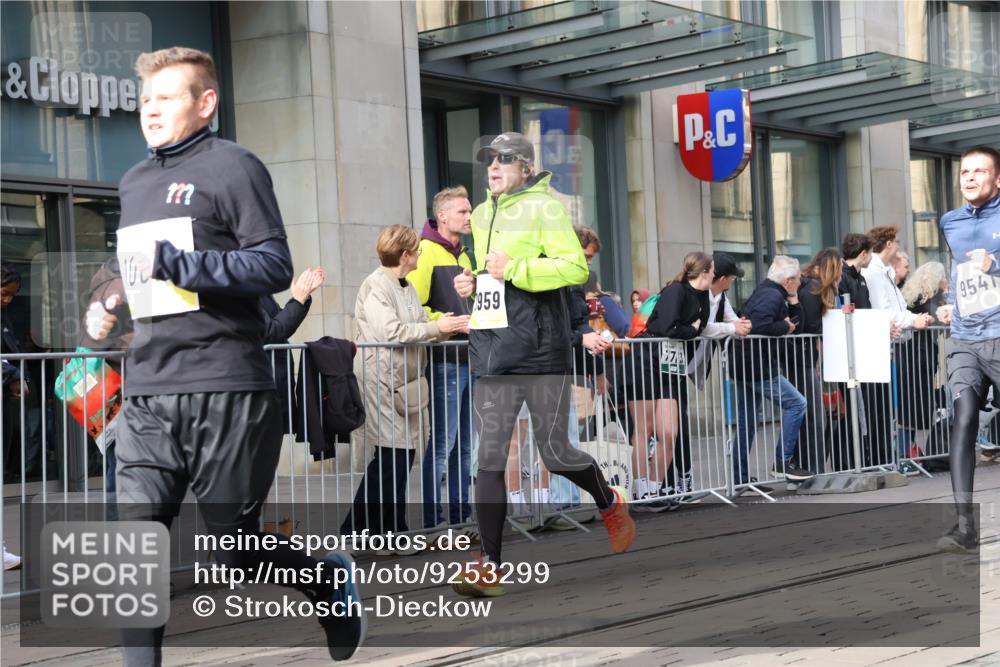 05.10.2025 - 20. swb-Marathon Bremen Strokosch-Dieckow http://msf.ph/oto/9253299 05.10.2025 10:55:46 Ziel 7147, 9258, 9541, 9811, 9855, 9871, 9950, 9968, 10006, 10009, 10015, 10394, 10641, 10654, 10664, 10675, 10758, 10921, 10959, 10989, 10992, 11095, 11148, 11364, 11366, 11439, 11554, 11620, 11626, 11630, 11693, 11741, 7147, 9258, 9541, 9811, 9855, 9871, 9950, 9968, 10006, 10009, 10015, 10394, 10641, 10654, 10664, 10675, 10758, 10921, 10959, 10989, 10992, 11095, 11148, 11364, 11366, 11554, 11620, 11630, 11693 meine-sportfotos.de