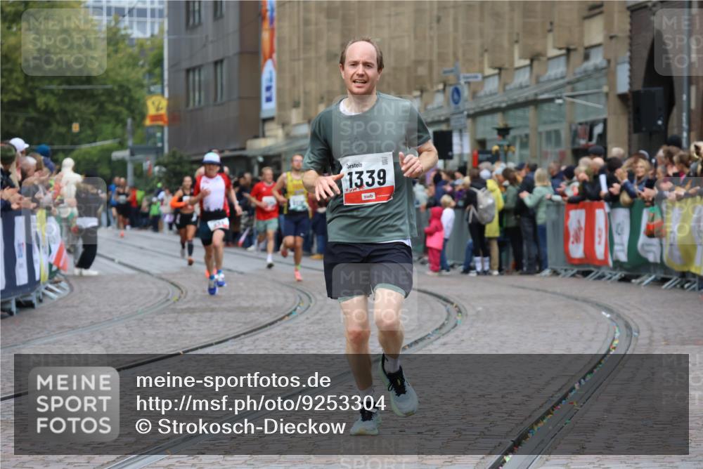 05.10.2025 - 20. swb-Marathon Bremen Strokosch-Dieckow http://msf.ph/oto/9253304 05.10.2025 12:51:23 Ziel 218, 1339, 5625, 8099 meine-sportfotos.de