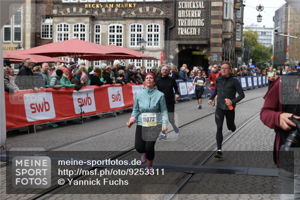 05.10.2025 - 20. swb-Marathon Bremen Yannick Fuchs http://msf.ph/oto/9253311 05.10.2025 11:14:37 Ziel 9756, 10292, 11072, 11139 meine-sportfotos.de