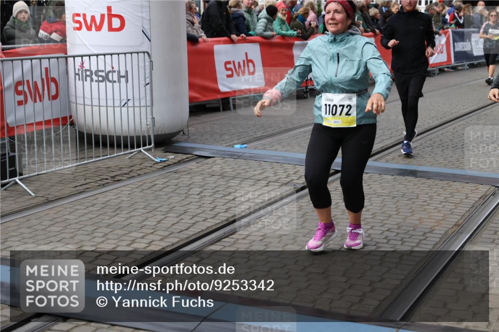 05.10.2025 - 20. swb-Marathon Bremen Yannick Fuchs http://msf.ph/oto/9253342 05.10.2025 11:14:38 Ziel 9756, 10292, 11072, 11139 meine-sportfotos.de