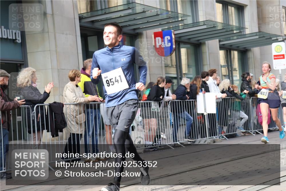 05.10.2025 - 20. swb-Marathon Bremen Strokosch-Dieckow http://msf.ph/oto/9253352 05.10.2025 10:55:47 Ziel 7147, 9258, 9541, 9811, 9855, 9871, 9950, 9968, 10006, 10009, 10015, 10196, 10394, 10641, 10654, 10664, 10675, 10758, 10921, 10959, 10989, 10992, 11095, 11148, 11364, 11366, 11554, 11620, 11626, 11630, 11693, 11741, 7147, 9258, 9541, 9811, 9855, 9871, 9950, 9968, 10006, 10009, 10015, 10196, 10394, 10641, 10654, 10664, 10675, 10758, 10921, 10959, 10989, 10992, 11095, 11148, 11364, 11366, 11554, 11620, 11630, 11693 meine-sportfotos.de