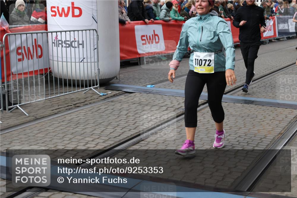 05.10.2025 - 20. swb-Marathon Bremen Yannick Fuchs http://msf.ph/oto/9253353 05.10.2025 11:14:38 Ziel 9756, 10292, 11072, 11139 meine-sportfotos.de