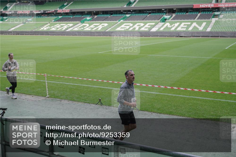 05.10.2025 - 20. swb-Marathon Bremen Michael Burmester http://msf.ph/oto/9253359 05.10.2025 10:42:07 Laufen im Stadion 7069, 8533, 8865, 9265, 9519, 9538, 9632, 9648, 9649, 9798, 9815, 9836, 9837, 9907, 9945, 9972, 9982, 9999, 10031, 10051, 10082, 10087, 10095, 10125, 10129, 10132, 10134, 10148, 10189, 10212, 10214, 10223, 10239, 10248, 10264, 10333, 10365, 10366, 10415, 10499, 10522, 10684, 10706, 10722, 10815, 10824, 10937, 10943, 10998, 11037, 11056, 11097, 11126, 11142, 11172, 11206, 11232, 11379, 11395, 11405, 11437, 11473, 11584, 11634, 9217, 9274, 9357, 11261 meine-sportfotos.de