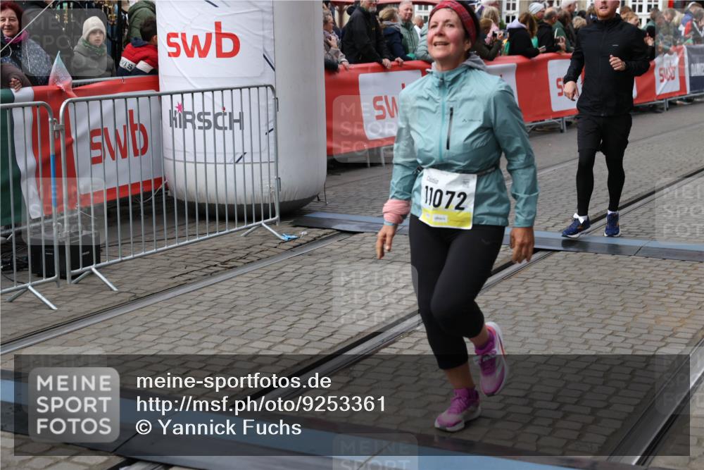 05.10.2025 - 20. swb-Marathon Bremen Yannick Fuchs http://msf.ph/oto/9253361 05.10.2025 11:14:38 Ziel 9756, 10292, 11072, 11139 meine-sportfotos.de