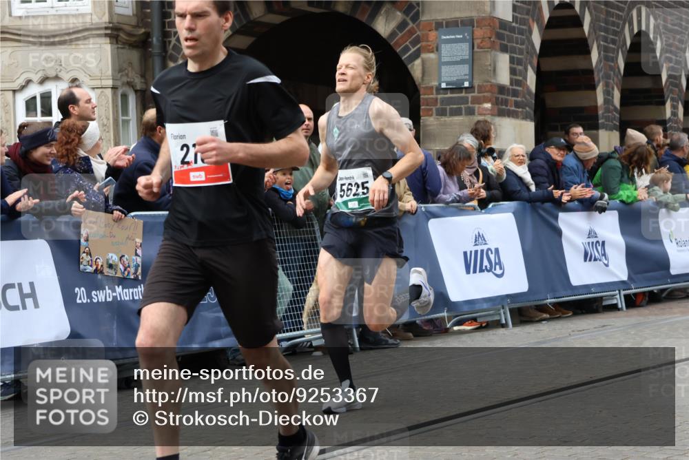 05.10.2025 - 20. swb-Marathon Bremen Strokosch-Dieckow http://msf.ph/oto/9253367 05.10.2025 12:51:25 Ziel 218, 938, 1339, 5625, 8099 meine-sportfotos.de