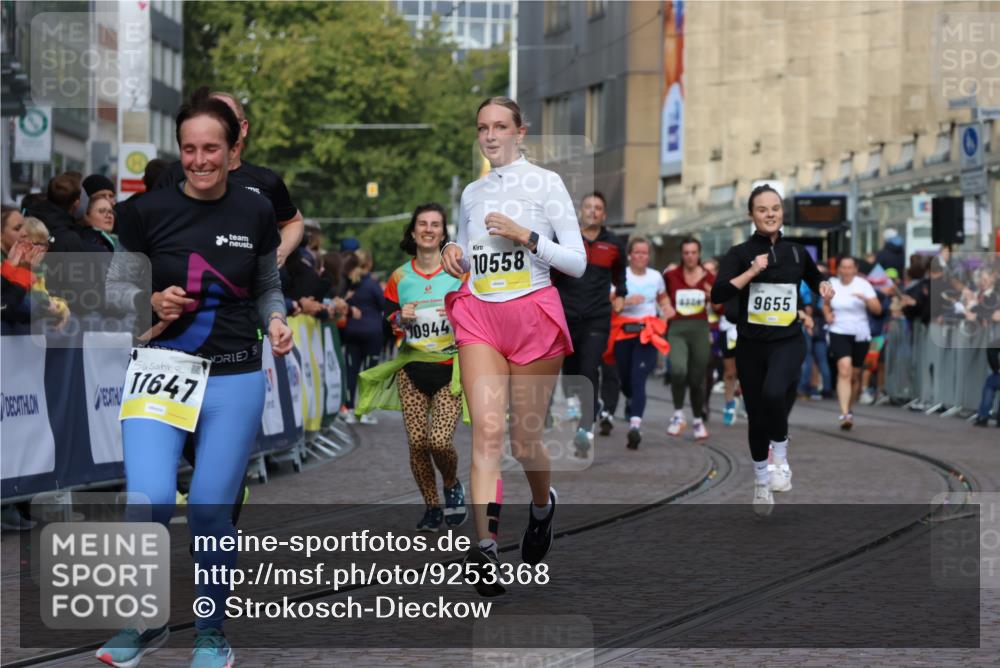 05.10.2025 - 20. swb-Marathon Bremen Strokosch-Dieckow http://msf.ph/oto/9253368 05.10.2025 11:01:50 Ziel 9237, 9365, 9655, 10004, 10558, 10837, 11415, 11647 meine-sportfotos.de