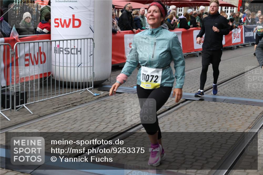 05.10.2025 - 20. swb-Marathon Bremen Yannick Fuchs http://msf.ph/oto/9253375 05.10.2025 11:14:38 Ziel 9756, 10292, 11072, 11139 meine-sportfotos.de